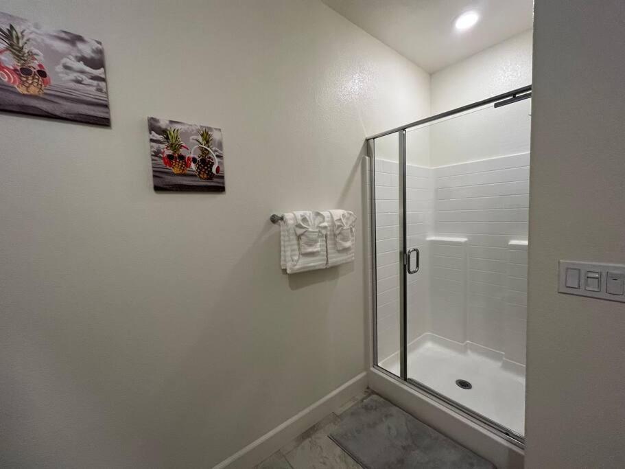 Brand-New, Beautiful & Stylish Home In Sacramento! Bagian luar foto