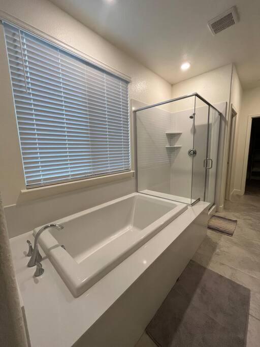 Brand-New, Beautiful & Stylish Home In Sacramento! Bagian luar foto