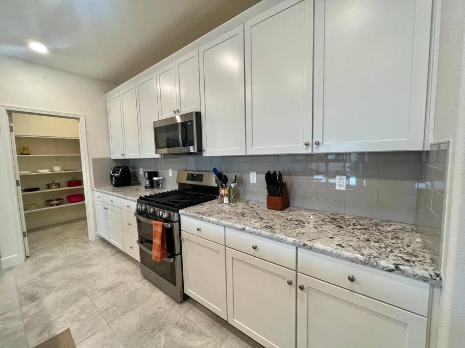 Brand-New, Beautiful & Stylish Home In Sacramento! Bagian luar foto
